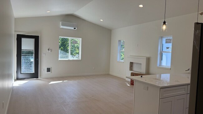 Building Photo - Duplex in CDA !