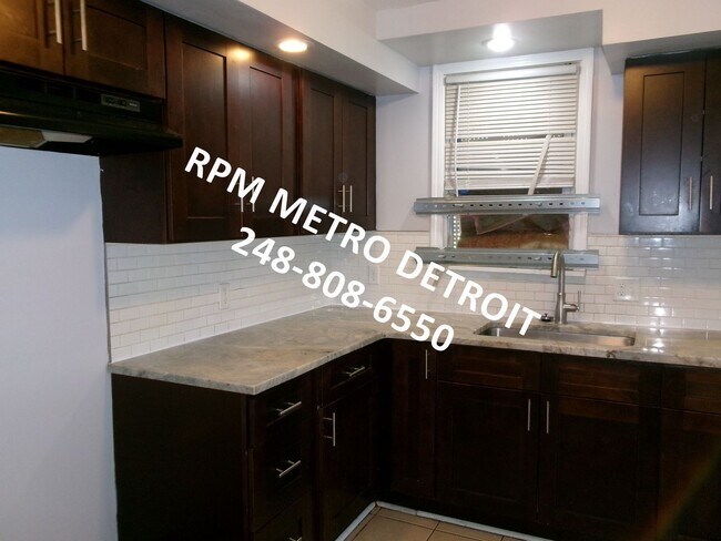 Building Photo - MOVE IN READY 3 BEDROOM BUNGALOW in DETROIT