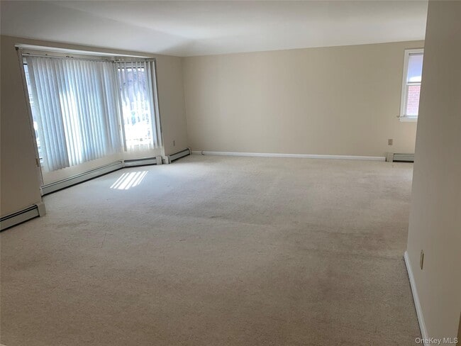 Foto del edificio - 57-48 256th St