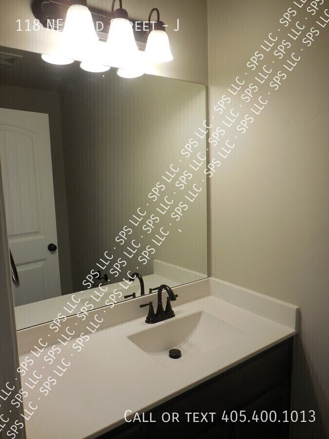 Building Photo - 118 NE 23rd St