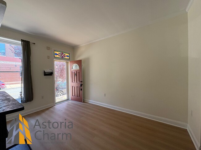 Foto del edificio - One month free with 13 month lease. $250 I...