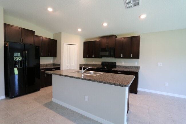 Building Photo - Spacious 4-Bedroom Home with 2 Full Baths ...