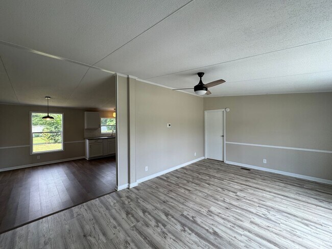 Building Photo - Beautifully Updated 3 Bed 2 Bath Home with...