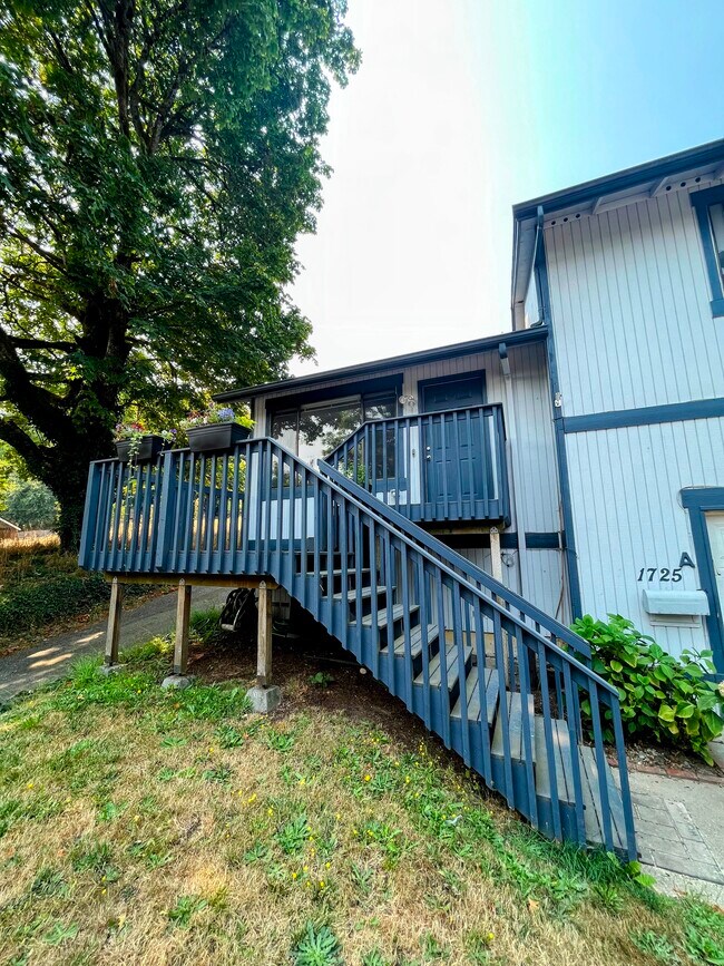 Building Photo - 1725 N Callow Ave