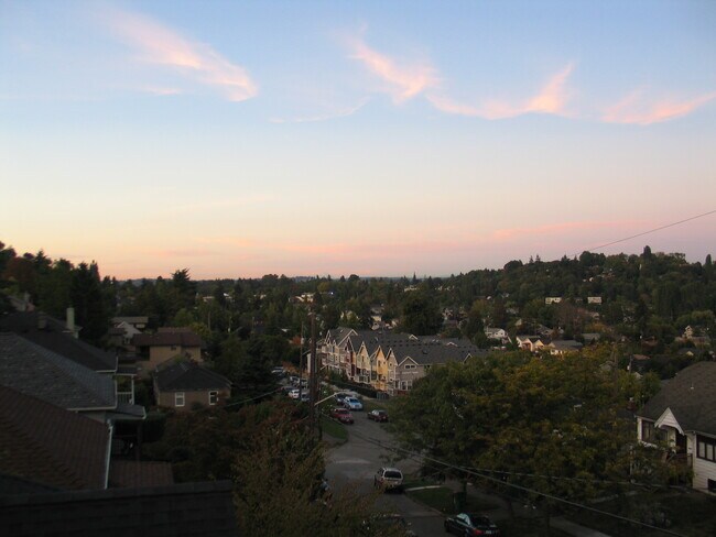 Building Photo - 1717A 27th Ave