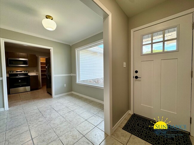 Building Photo - Beautifully renovated Navarre Home!