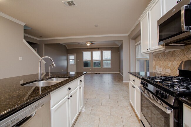 Foto del edificio - Cozy & Beautiful 4BR/2.5BA Two-Level Home ...