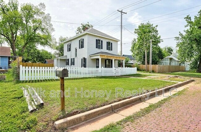 Building Photo - 312 S Ash St
