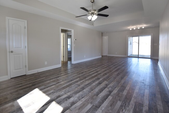 Building Photo - Pet Friendly Three Bedroom!