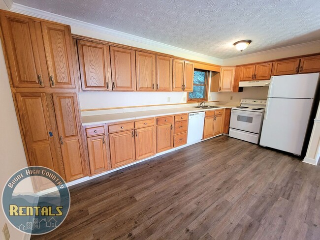 Building Photo - Gorgeous 3bd/2.5ba House With Included Downstairs Apartment