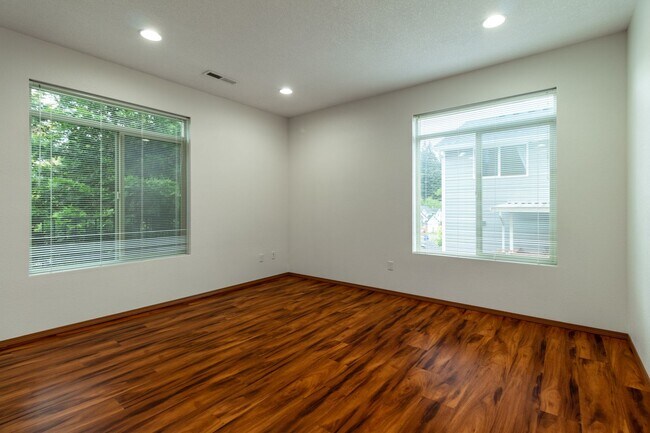 Foto del edificio - SKYVIEW HIGH - Beautiful 3 Bed 3.5 bath plus large bonus room - Town home with 2 Car Garage