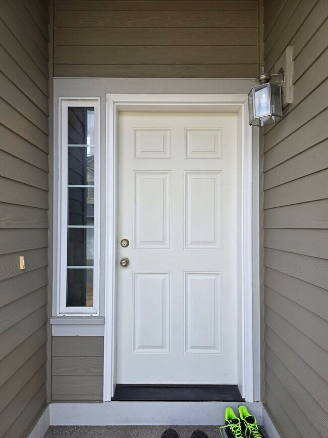 Building Photo - East Hill Kent 4 bedroom 2.5 bathroom with 2 car garage. Available NOW!!
