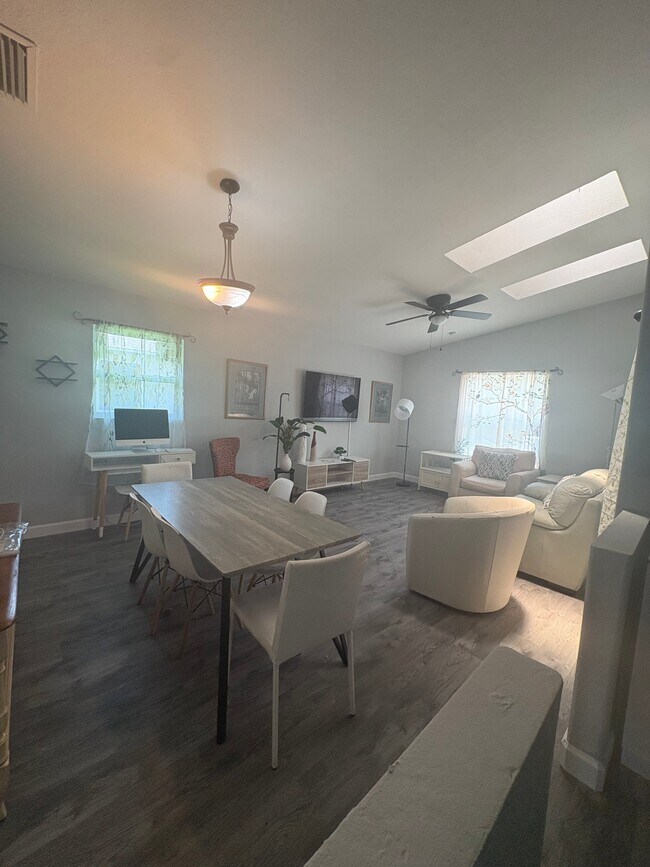 Foto del edificio - 434 NE 16th Pl