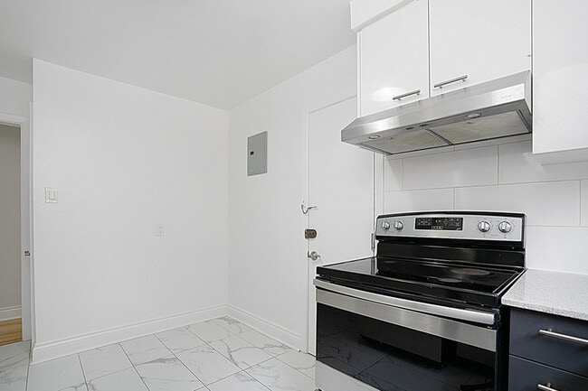 Building Photo - 3871 Rue Beaubien E