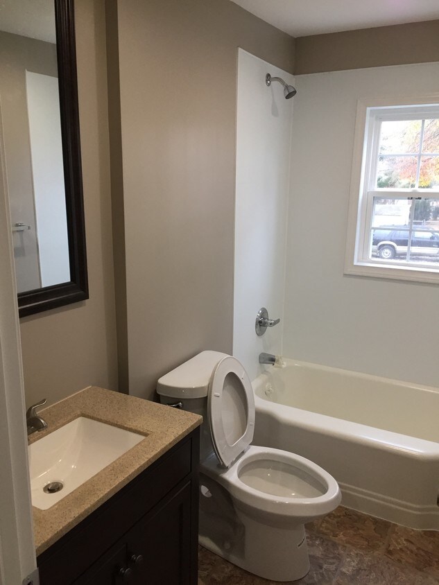 bath - 707 Huber St