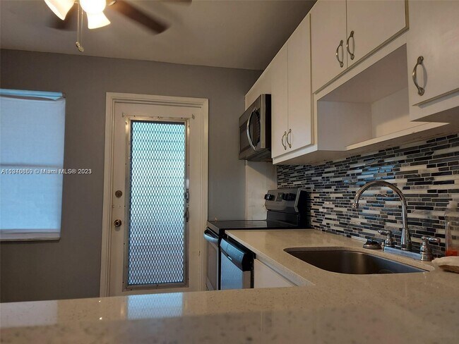 Building Photo - 950 Hillcrest Dr