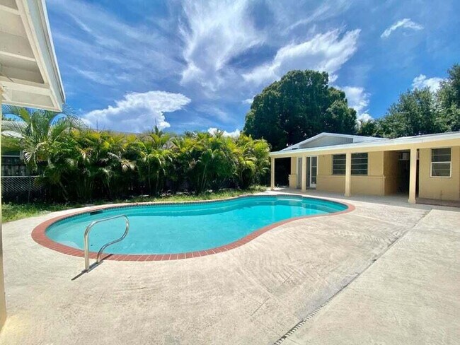 Foto del edificio - 660 NE 34th Ct