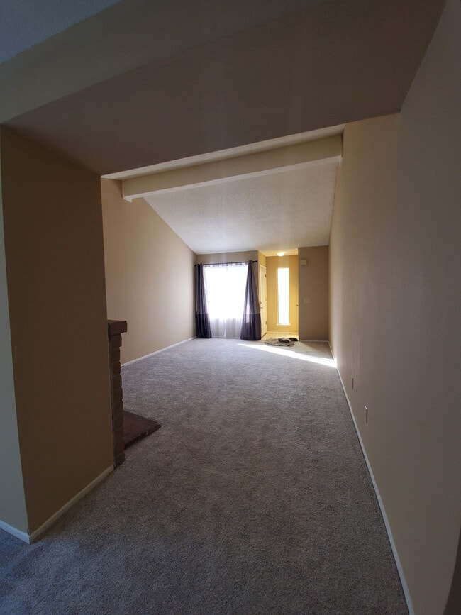 Building Photo - Roseville 2 Bedroom Duplex, New Carpet, Central Heat and Air, Large Fenced Yard