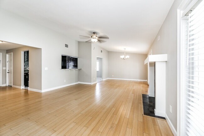 Building Photo - 3013 Hampstead Dr