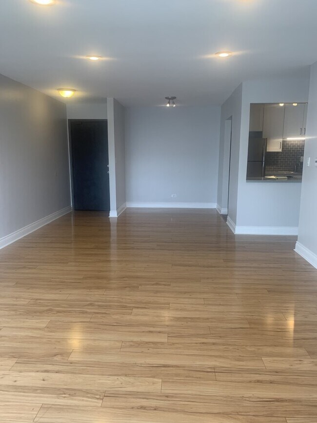 Building Photo - 1029 Des Plaines Ave