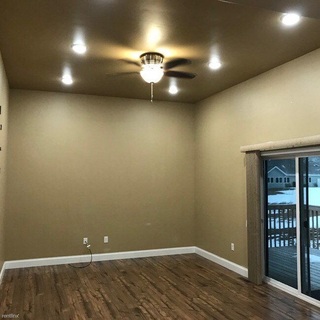 Building Photo - 4 br, 2.5 bath  - 2021 Koch Dr