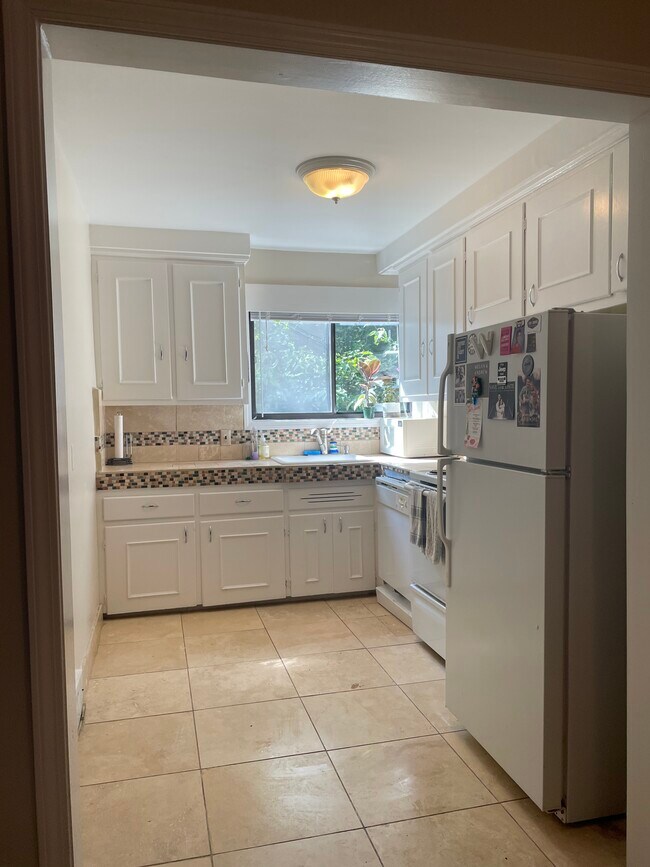 Kitchen with dishwasher and large sink - 25777 Woodward Ave