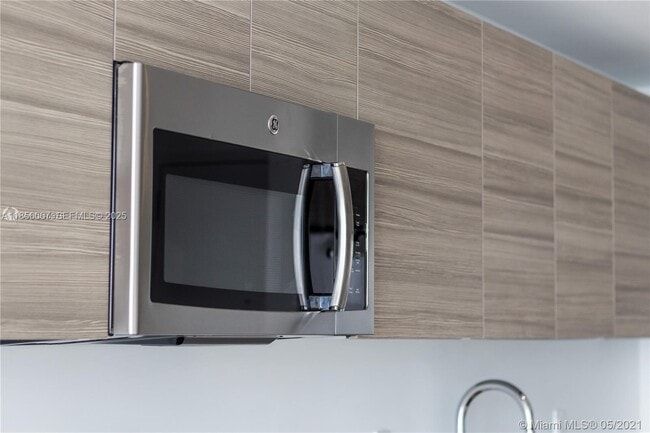 Building Photo - 121 NE 34th St