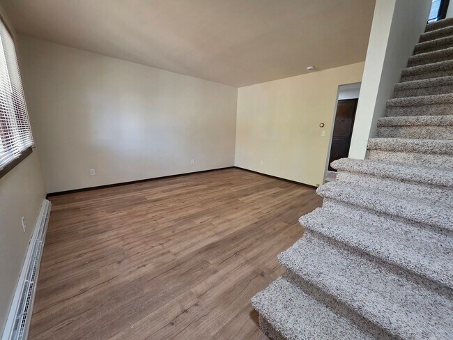 Foto del edificio - 624-626 Crestview Drive