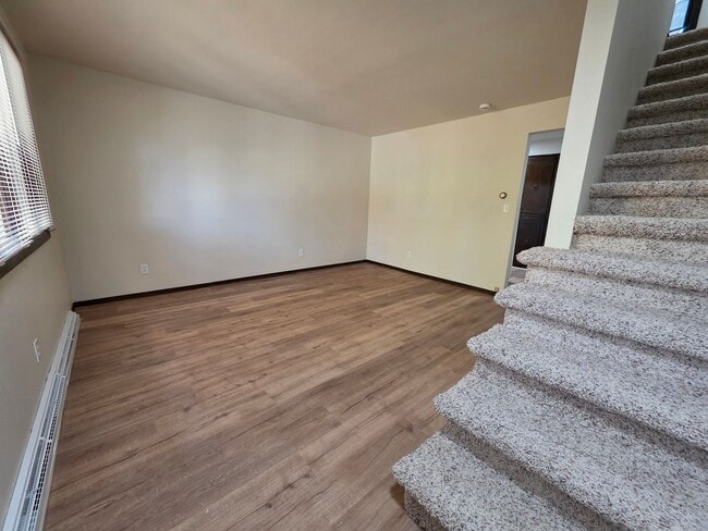 Building Photo - 624-626 Crestview Drive