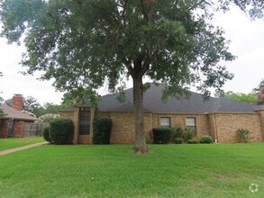 Building Photo - 6016 Plantation Dr