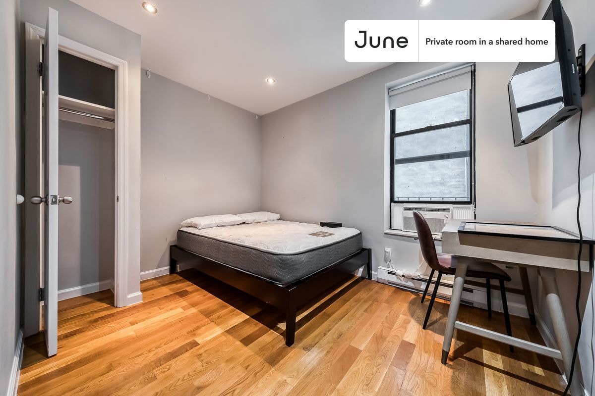 Foto principal - Private bedroom in 3 bed/1 bath Home