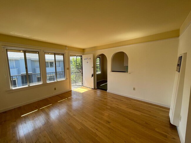 Foto del edificio - 4205 Lockwood Ave