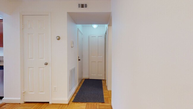 Foto del edificio - Spacious, Light-filled One Bedroom One Bat...