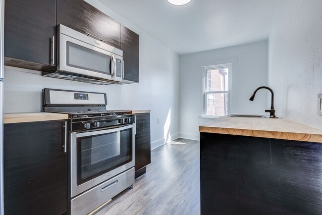 Building Photo - 826 E Warrington Ave