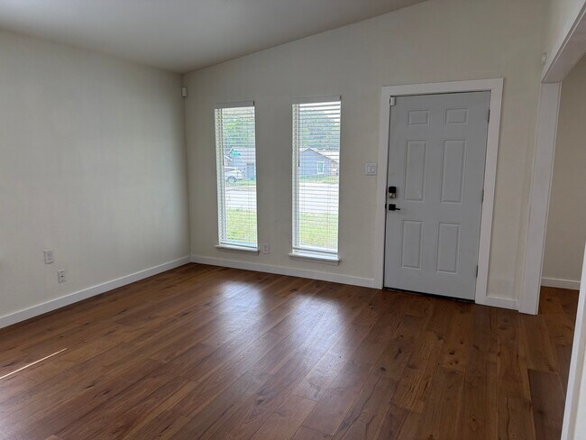 Foto del edificio - Room in House on Rockridge Dr