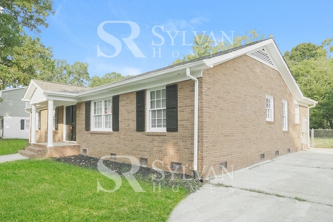 Building Photo - Feel welcome and comfortable in this charming home