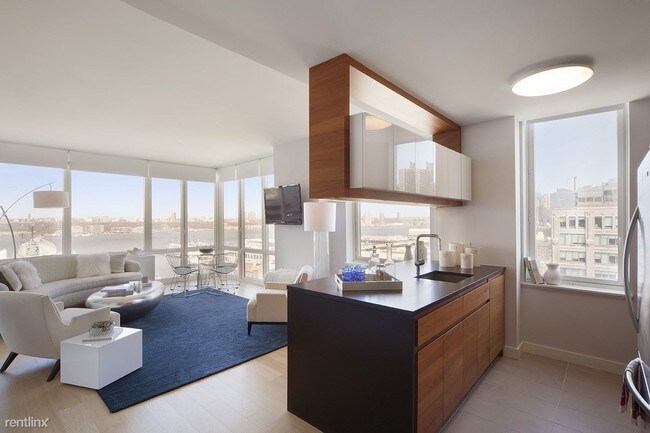 Building Photo - 550 W 45TH St