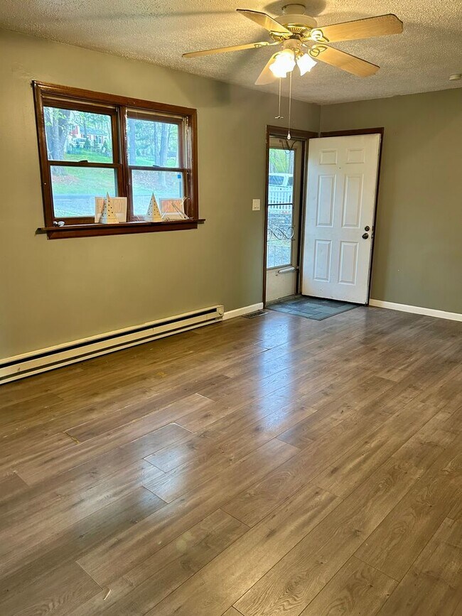 Foto del edificio - Charming 3-bedroom, 2-bath home in East Stroudsburg