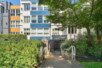 Building Photo - 2133 Dundas St