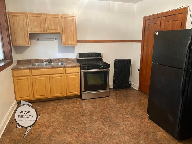 Building Photo - Belmont Cragin Apts Available!