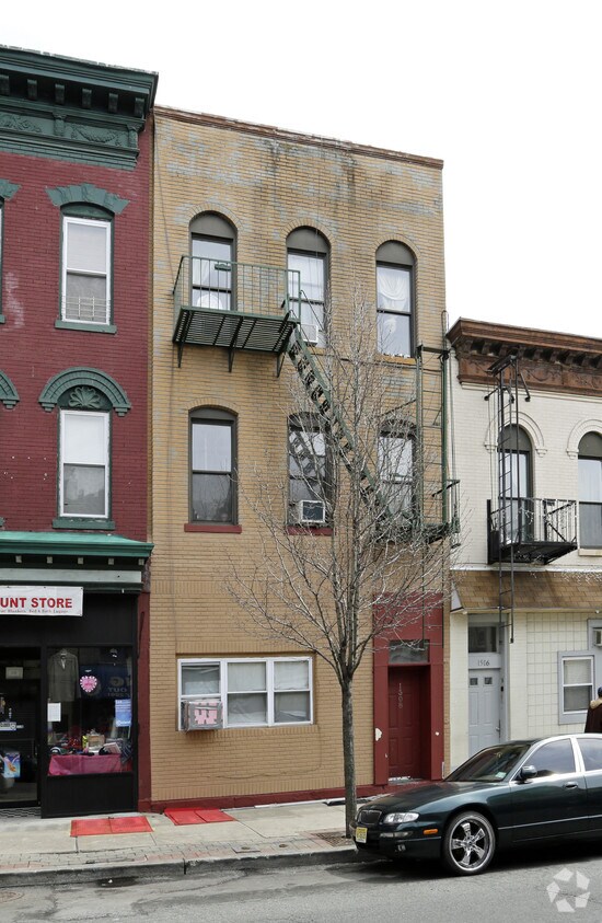 Primary Photo - 1508 Summit Ave