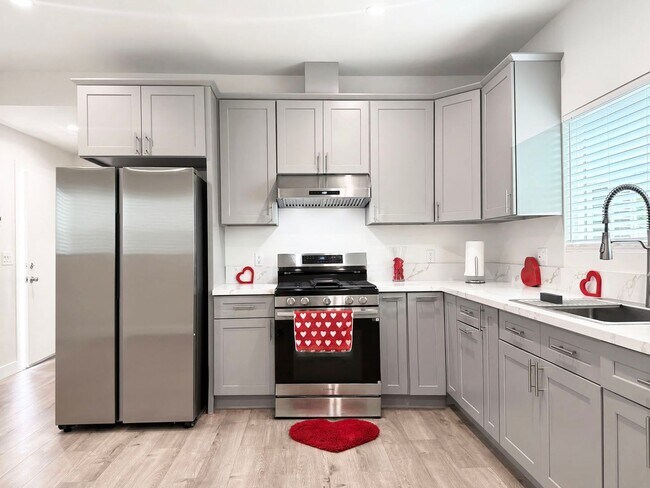 Foto del edificio - **5827 Eastbrook Ave Lakewood** Upstairs 1 bedroom 1 bath !! 2 weeks free OAC !!