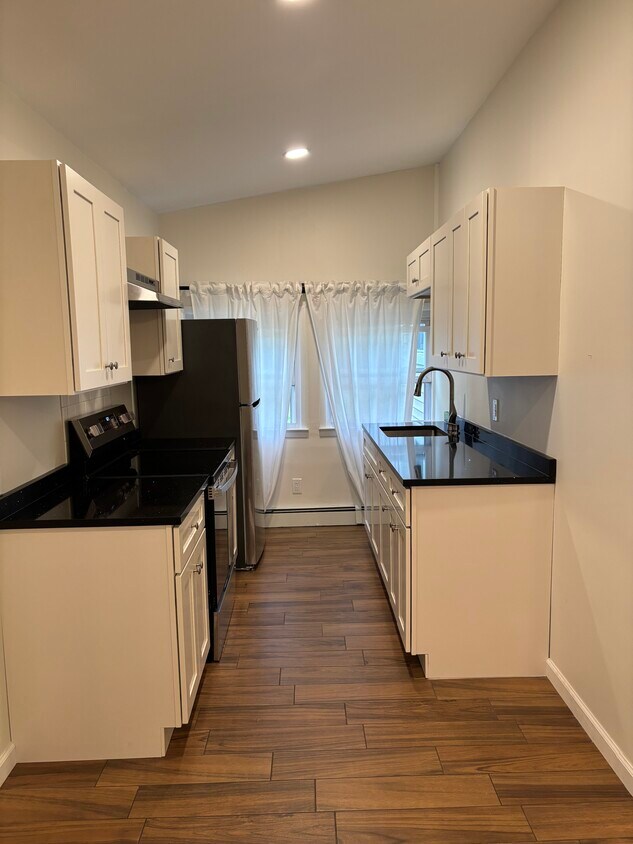 Foto principal - 860 Waverly Ave