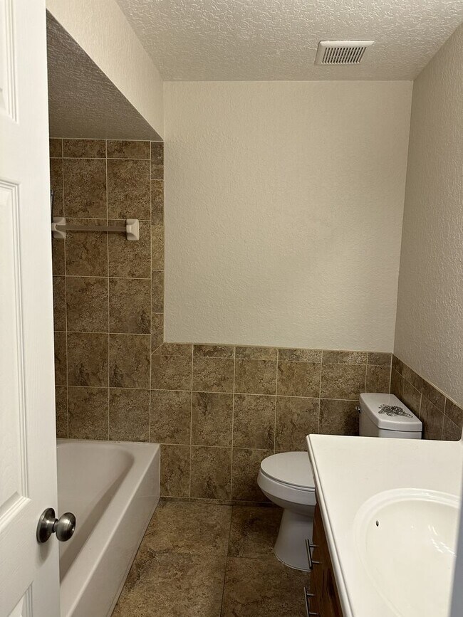 Foto del edificio - UPDATED TWO BEDROOM ONE BATHROOM , LARGE BACK YARD WITH STORAGE SHED. PET FRIENDLY, INSIDE LAUNDR...