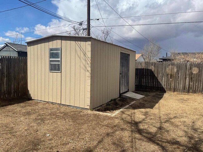 Building Photo - 1112 Sierra Dr