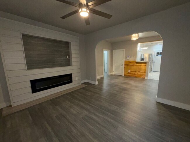 Building Photo - Lovely 2 Bedroom / 1 Bath for Rent - Section 8 Welcome