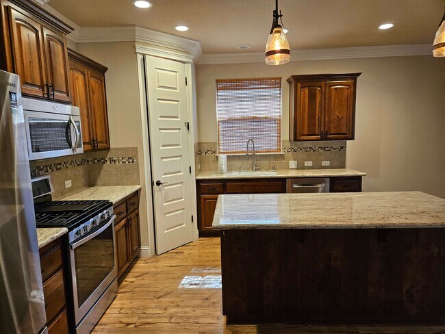 Building Photo - 651 Rogue River Way