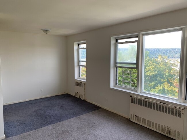 Building Photo - 25 Sunnyside Dr