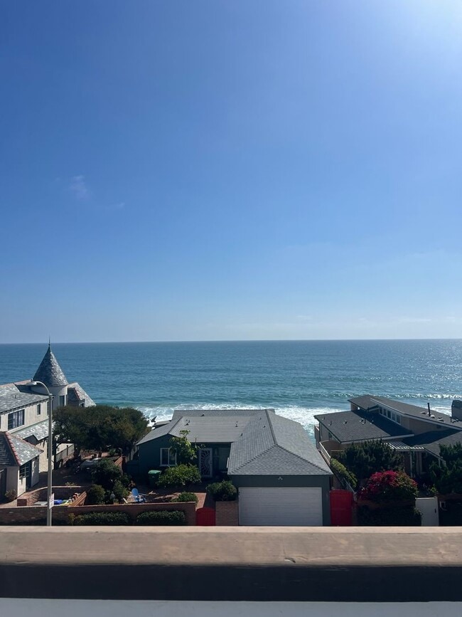 Building Photo - Gorgeous 2 bedroom 2 bath Furnished Upper ...