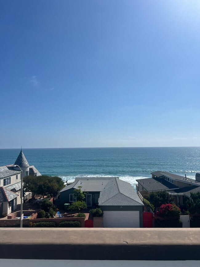 Foto del edificio - Gorgeous 2 bedroom 2 bath Furnished Upper ...